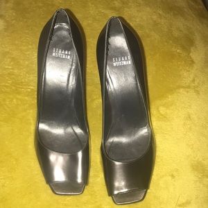 Beautiful metallic gray Stuart Weizmann size 10 m. Classy, simple, elegant